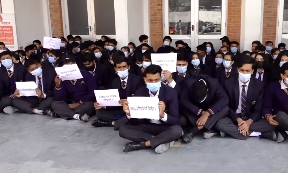 नेपाल मेडिकल कलेजमा ९ दिनदेखि विद्यार्थीको आन्दोलन (भिडिओ)