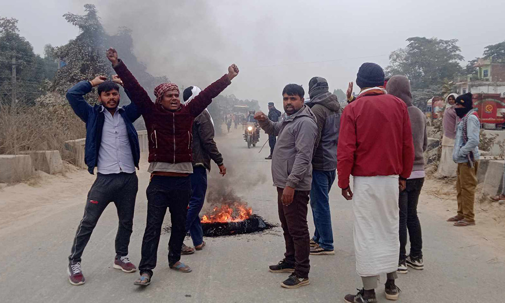 काठमाडौंमा जनमतका नेता-कार्यकर्ता पक्राउको विरोधमा सिरहामा प्रदर्शन