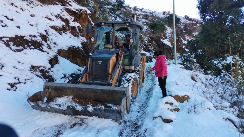 हिमपातले अवरुद्ध रुकुमपूर्वको रिकाधुरी–क्युबाङ–तकसेरा सडक गाउँपालिकाद्वारा सुचारु