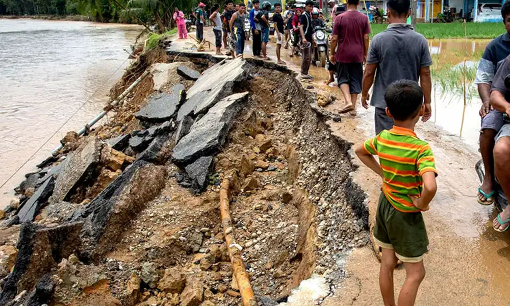 इण्डोनेसियाको सुमात्रामा बाढी : २० को मृत्यु, २० हजार घरको छानासम्म पानी