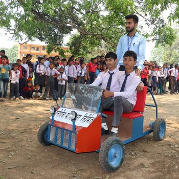 १० कक्षा पढ्दै गरेका दुई विद्यार्थीले बनाए विद्युतीय गाडी, २ सय केजी बढीको भार क्षमता