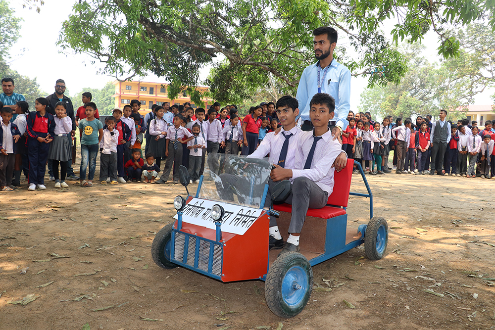 १० कक्षा पढ्दै गरेका दुई विद्यार्थीले बनाए विद्युतीय गाडी, २ सय केजी बढीको भार क्षमता