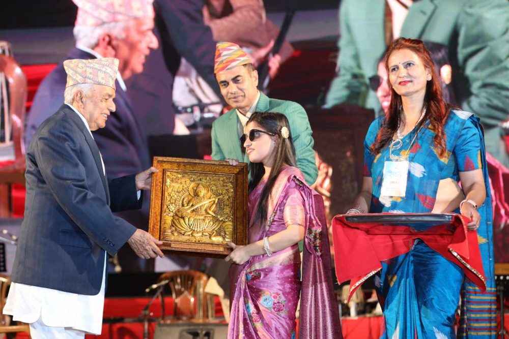 सिस्नुपानी नेपालद्वारा गायिका मेनुका पौडेल सम्मानित