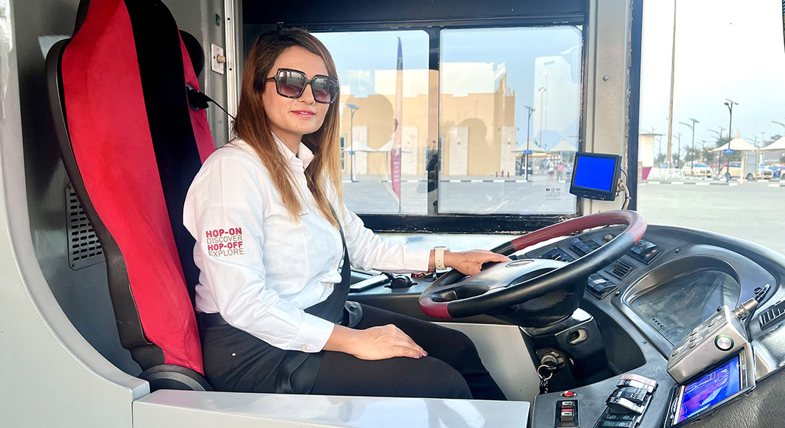 दुबईमा दुईतले बस हाँकिरहेकी शान्ति- राखिन् मध्यपूर्वकै पहिलो महिला ‘हेभी बस’ ड्राइभरको रेकर्ड