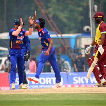 नेपाललाई पहिलो ओभरमै सफलता, कमलले लिए विकेट