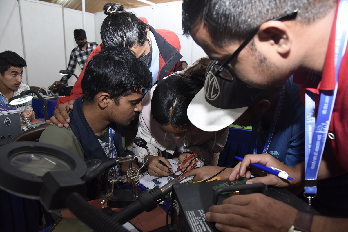 काठमाडौं सीप मेलामा मोबाइल रिपेयरिङ तालिम थपियो, टेलरिङको दुईवटा क्लास