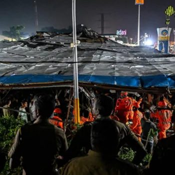 मुम्बईमा आँधीका कारण होर्डिङ बोर्ड ढल्दा १४ जनाको मृत्यु