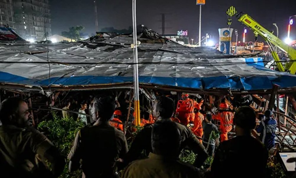 मुम्बईमा आँधीका कारण होर्डिङ बोर्ड ढल्दा १४ जनाको मृत्यु